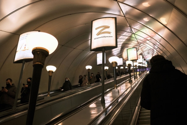 В метро Петербурга студент заговорил с женщиной
