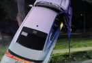 В США нетрезвая женщина-водитель Dodge Charger в результате дорожного инцидента оказалась на дорожном знаке «Парковка запрещена»  Dodge. Dodge Charger.