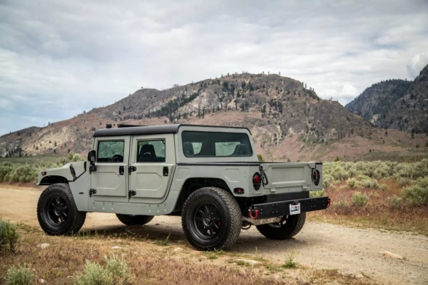 В США представили электрический рестомод Hummer H1