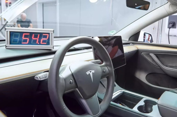 Tesla теряет 64 километров